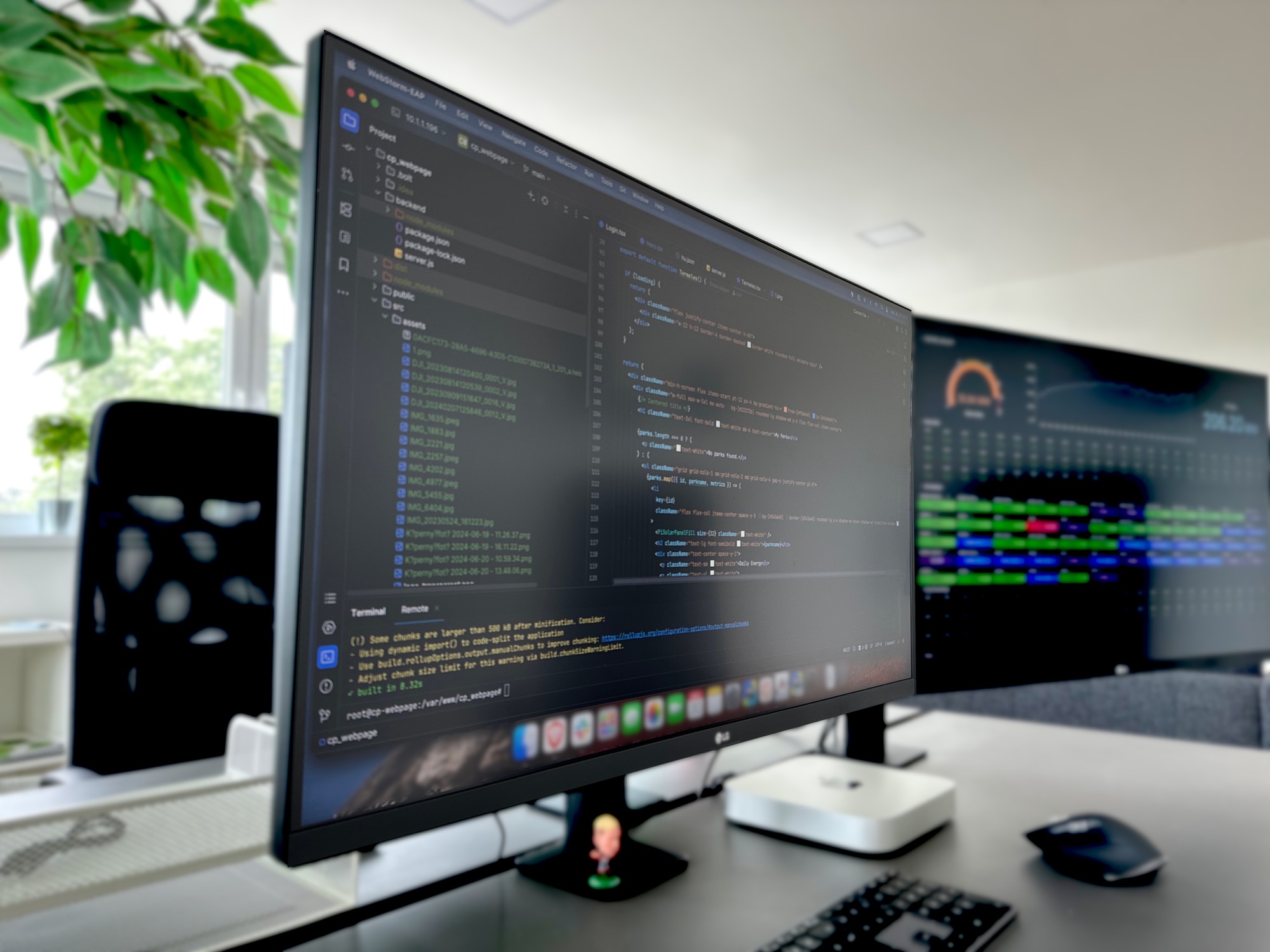 Felügyeleti munkaállomás a Control Pass irodájában – kód és valós idejű monitoring dashboard két képernyőn.