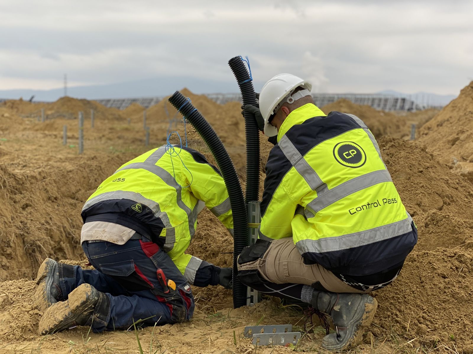 Kábelvédőcső rögzítése épülő naperőműben